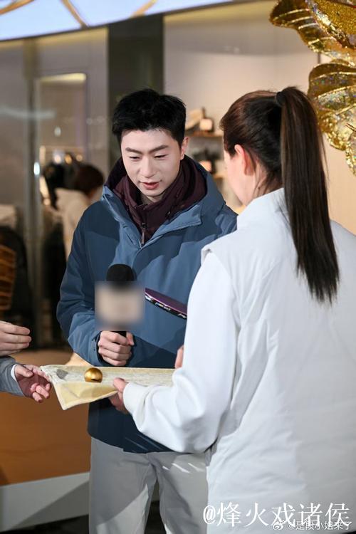 冷白皮马龙刘诗雯三里屯同框，龙队气质出众